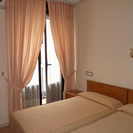 Hostal Fernandez Madrid Exterior foto