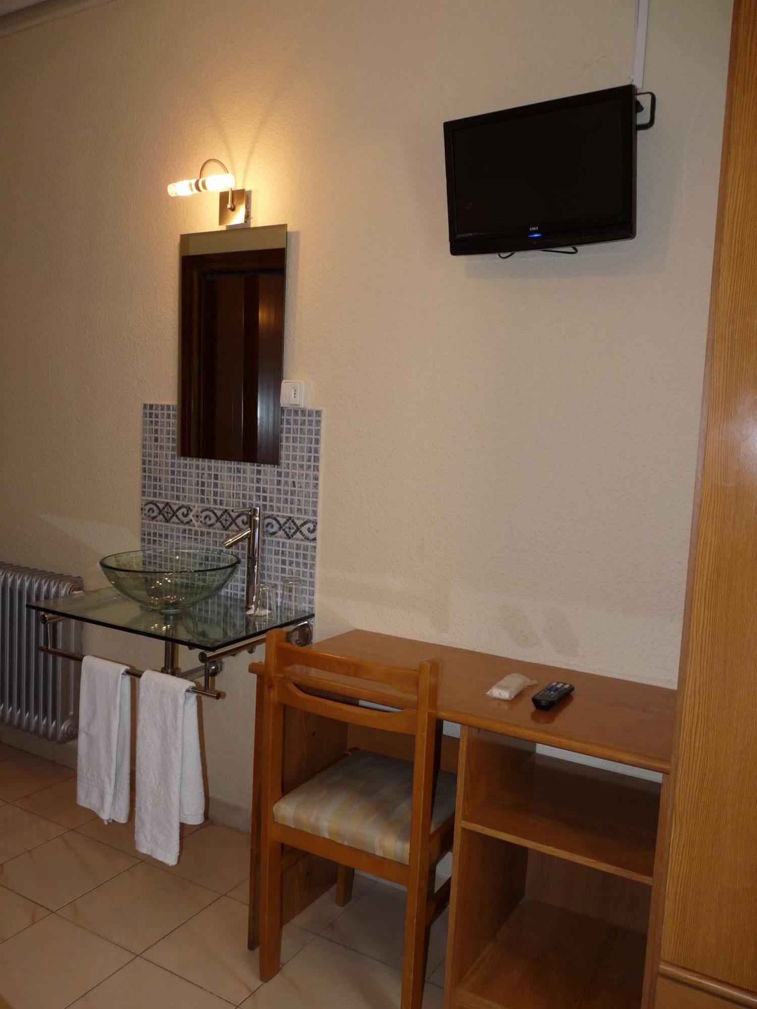 Hostal Fernandez Madrid Exterior foto