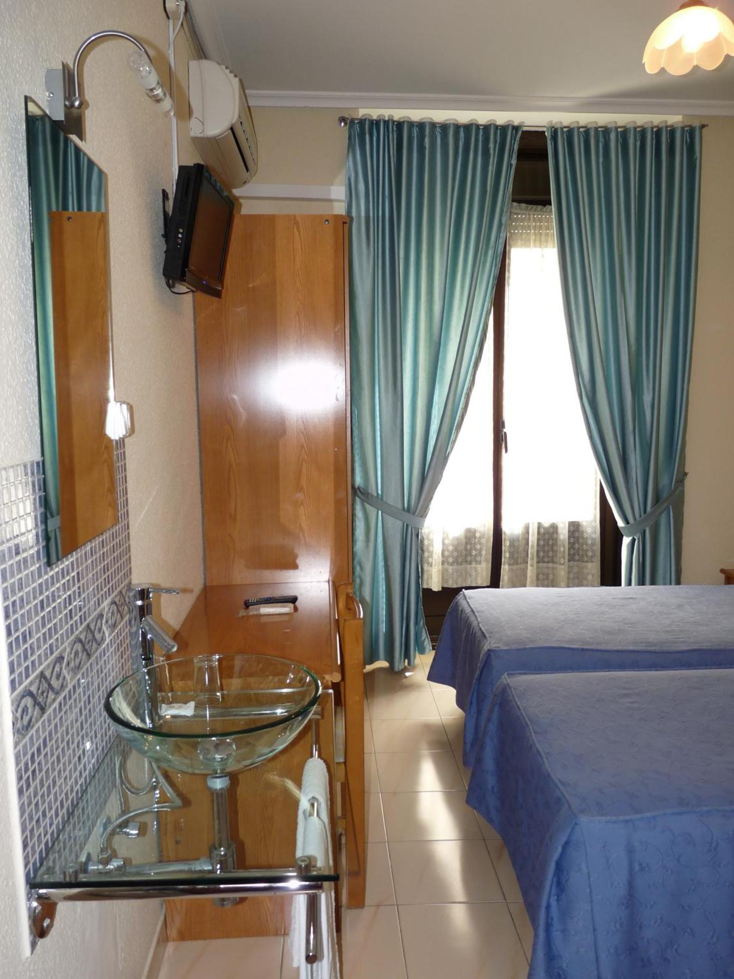 Hostal Fernandez Madrid Exterior foto